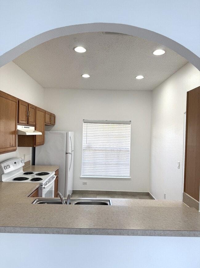 Building Photo - 1851 Wedgewood Way