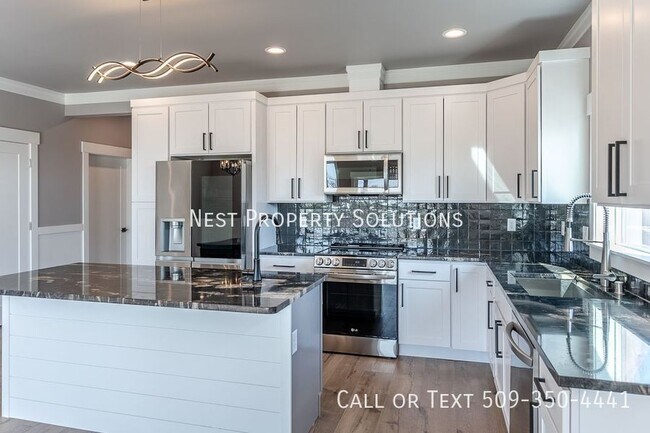 Building Photo - 1213 Rd F .2 NE