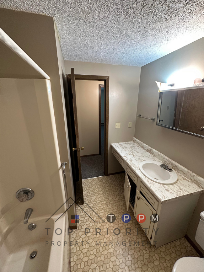 Building Photo - 1 Bedroom | 1 Bathroom Unit in Charles Cit...