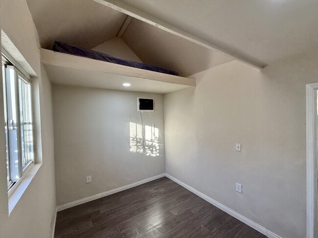Building Photo - 5795 Kenwood Pl