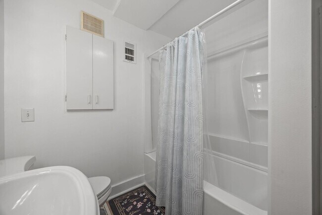 Building Photo - Charming 1 Bed, 1 Bath Duplex with Office/Flex Space near Five Points, Downtown Raleigh