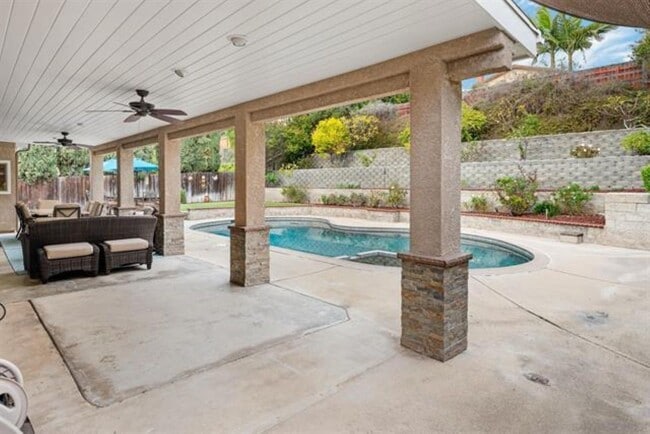 Building Photo - Stunning single-story Vista Del Cerro home with a private backyard oasis designed for effortless ...