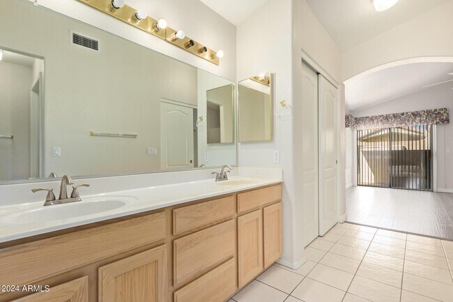 Building Photo - 10848 W Ventana Dr S