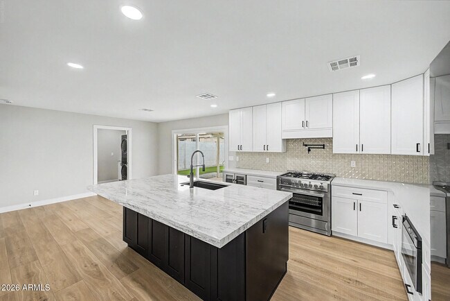 Building Photo - 8440 E Palm Ln