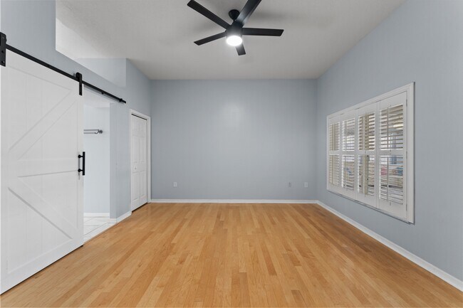 Building Photo - Absolutely stunning executive (LARGE) 3 BR / 2 BA / 2 Car Garage home in the highly sought after ...