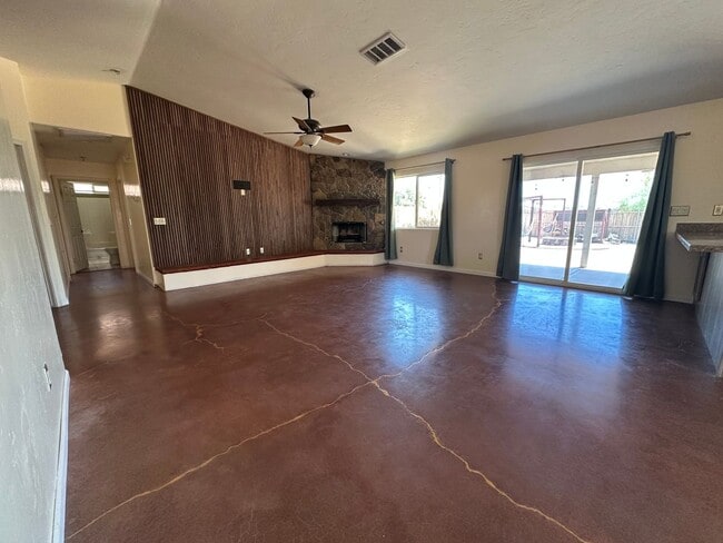 Building Photo - *$100.00 off 1st months Rent Move in Special!*Open Concept 3 Bedroom 2 Bath Home