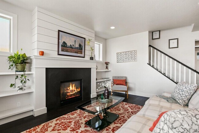 Building Photo - Stunning Modern Home Near NE Foothills | Mountain Views | Designer Finishes