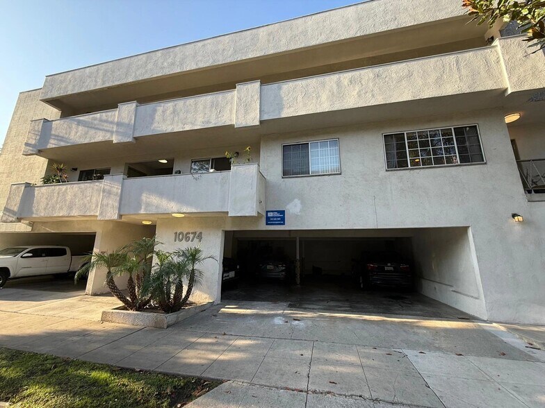 Building Photo - 10674 Holman Ave