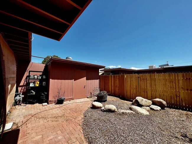 Building Photo - Charming 2 Bedroom Townhome with Private 2...