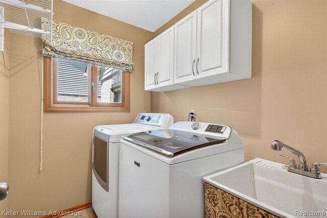 Building Photo - 40051 Finley Dr