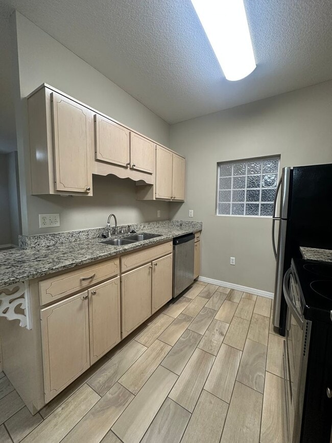 Building Photo - Quiet Condo at The Oaks at Niceville