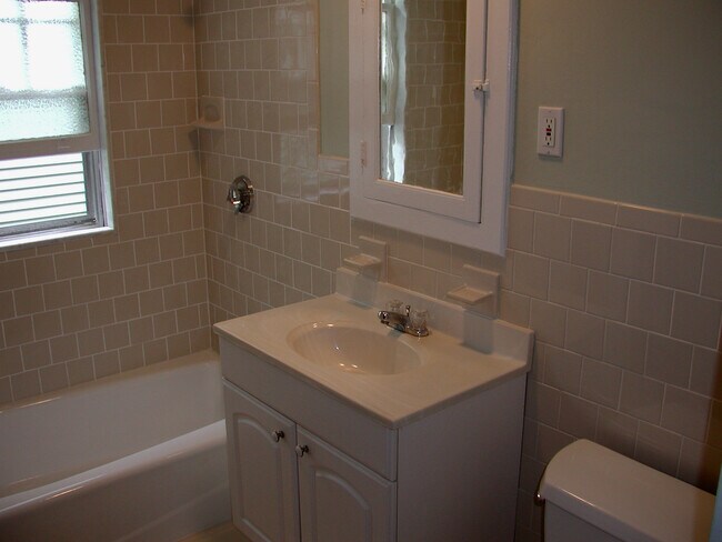 Bathroom - 13 Higgins St