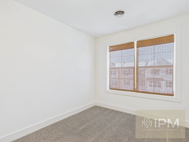 Building Photo - ½ OFF Your First Month’s Rent - Beautiful Townhome in Waynesboro!