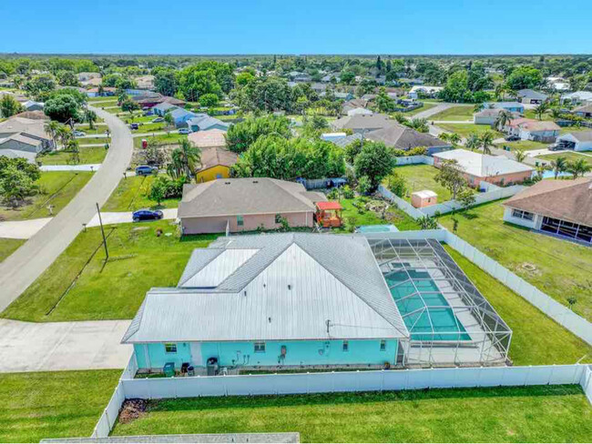 Building Photo - 2420 SE Rock Springs Dr