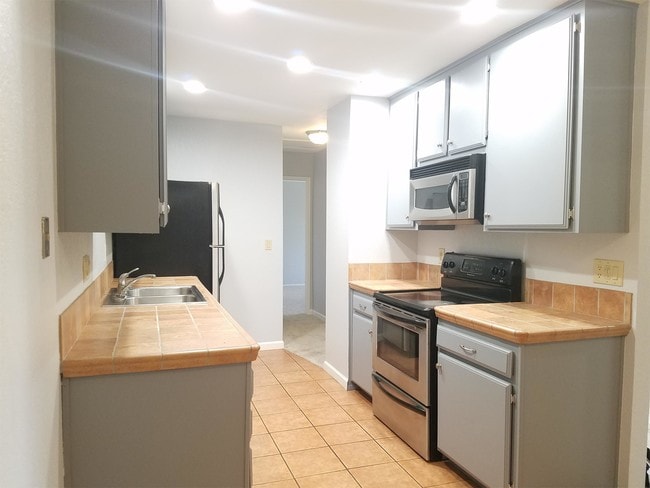 Building Photo - 1013 S Sunshine Ave