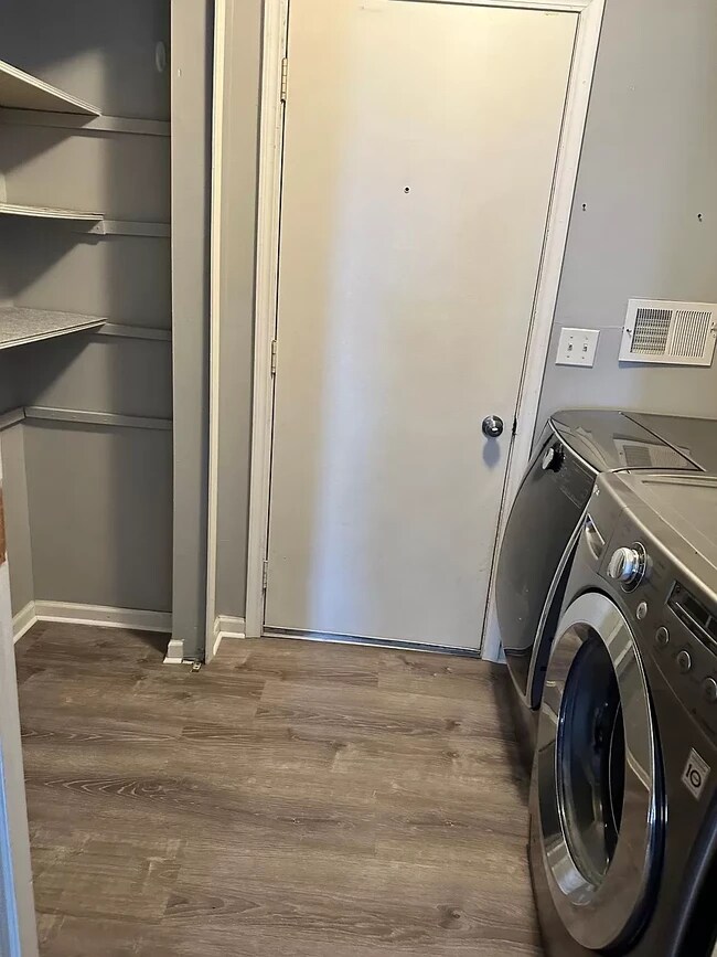 Building Photo - 6561 Robin Ct