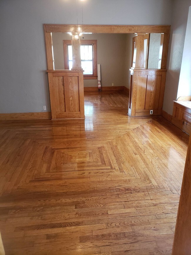 Building Photo - 105 S Barnes St