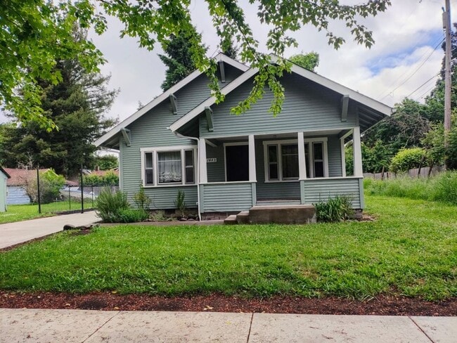 Building Photo - Adorable 3 Bedroom 1 Bath Cape Cod Home