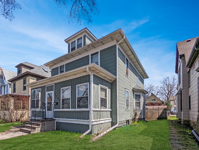 Primary Photo - 2707 Fremont Ave S