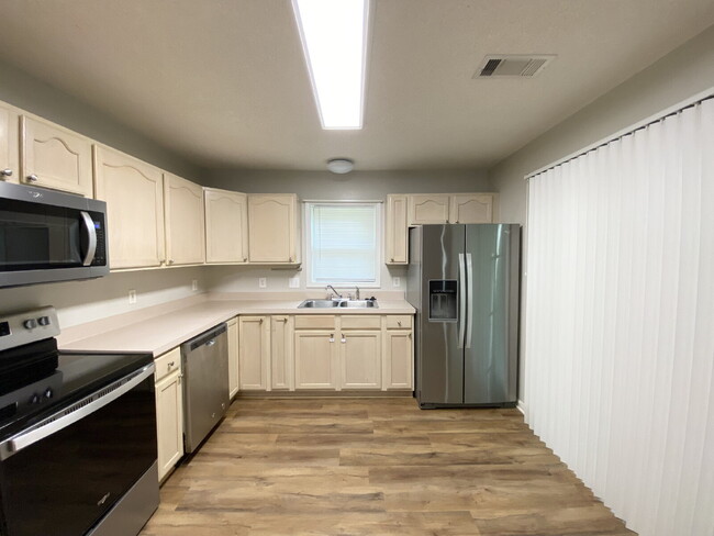 Building Photo - Home in Woodbridge With a Screened Porch and Private Backyard!