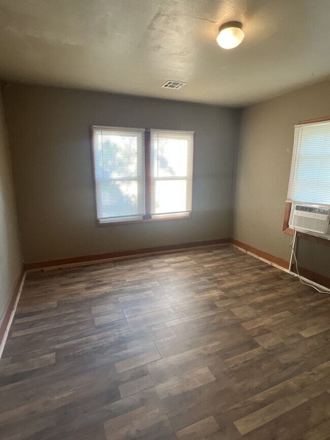 Building Photo - 2 Bedroom, 1 Bathroom House with a Garage ...