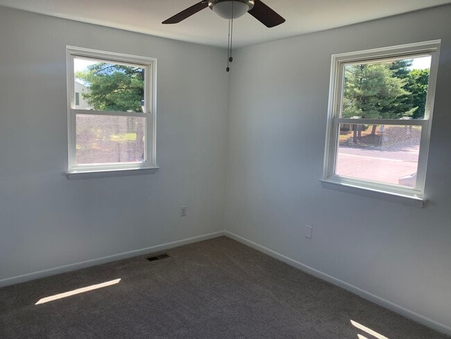 Building Photo - 2 Story, 3 bedroom, 1.5 bath Townhome in Glen Burnie