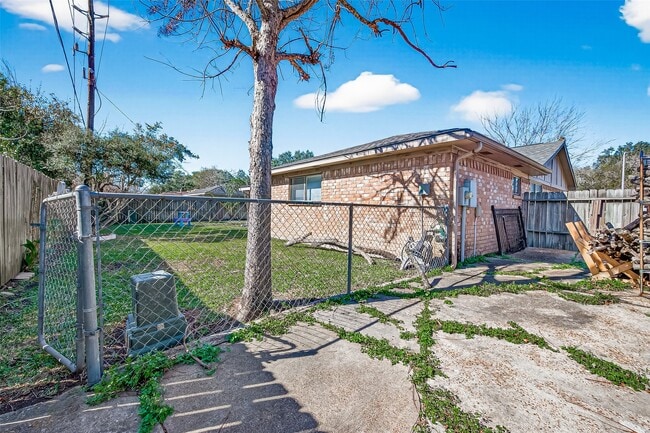 Building Photo - 22607 Fincastle Dr