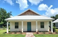 Building Photo - Elberta cottage awaits!