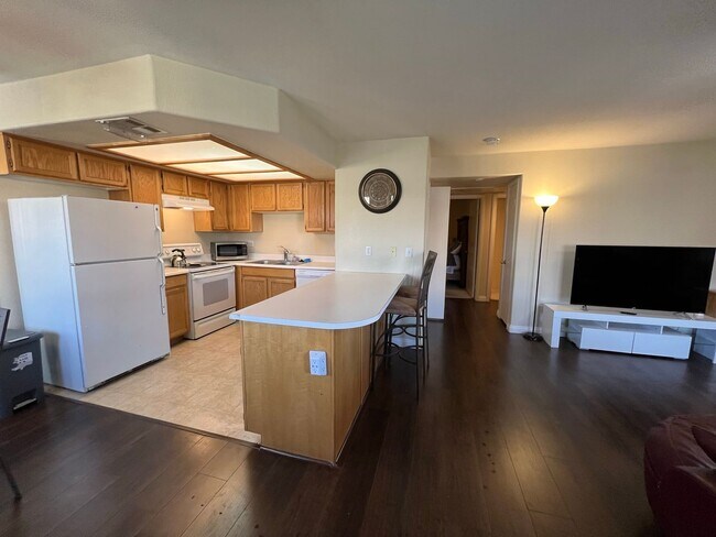 Building Photo - Two Bedroom Two Bathroom Fully Furnished Condo
