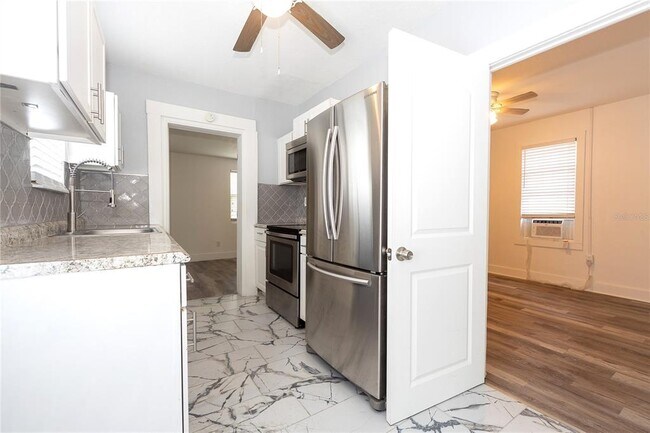 Building Photo - 618 25th St W