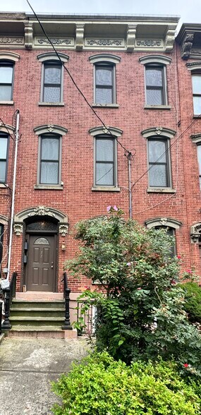 Building Photo - 211 York St