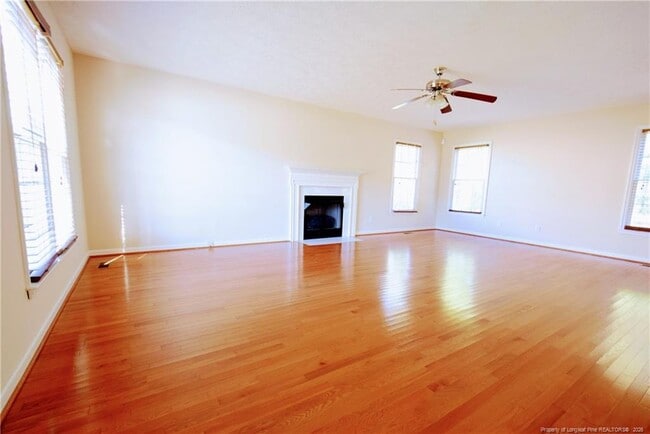 Building Photo - 328 Roundtree Dr