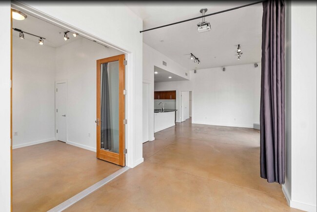 Building Photo - Prime location with City Views!!