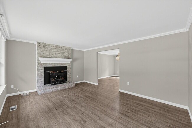 Building Photo - 4419 S Shore Dr