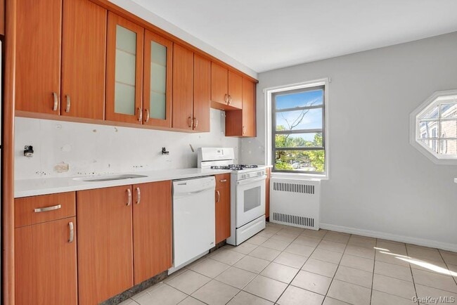 Building Photo - 73 Hilbert St