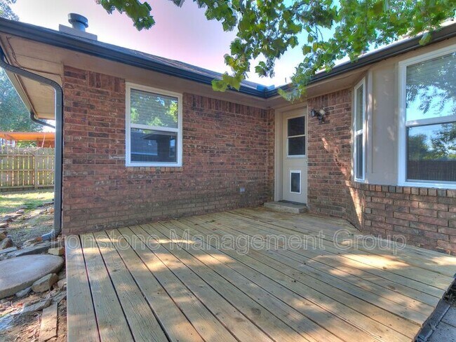 Building Photo - 12013 S Gum Ave
