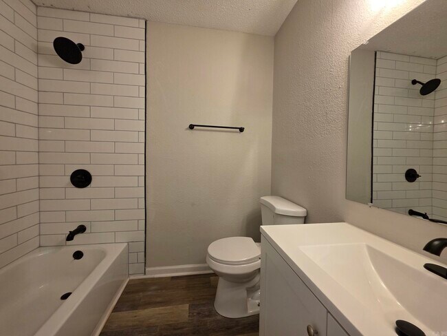 Building Photo - 8 Willowridge Cove