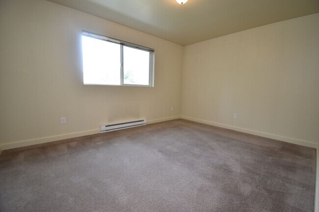 Building Photo - 2nd Floor 2 Bed 1 Bath in a Great Central ...