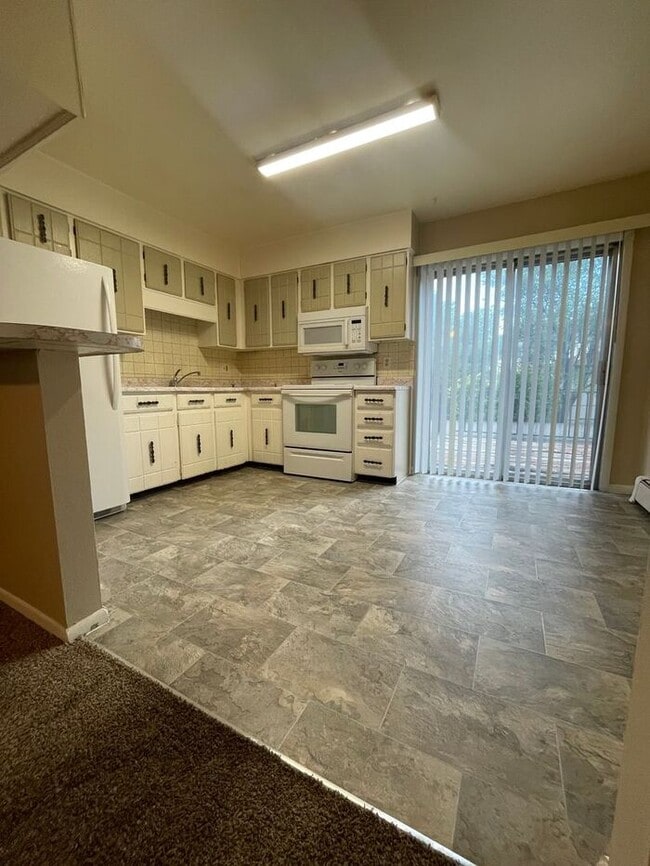 Building Photo - 2 Bed 1 Bath Apartment MOVE IN SPECIAL: $5...