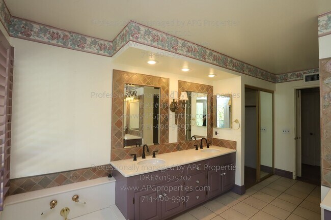 Building Photo - 460 S Bridge View Dr