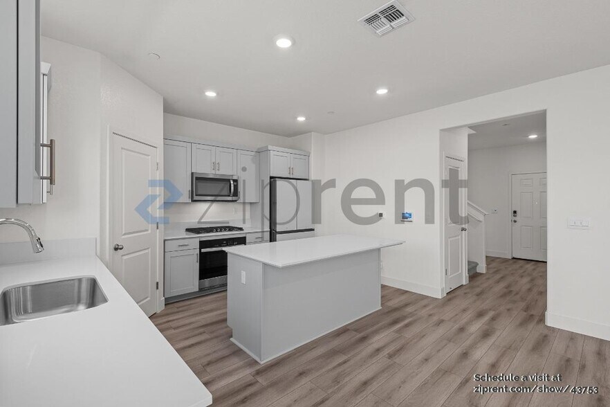 Building Photo - 437 Manhattan Dr