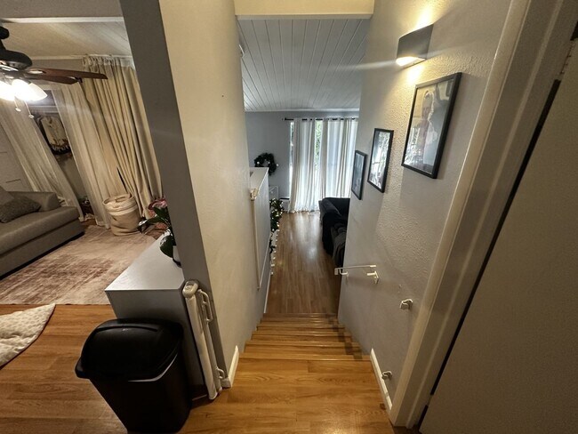 Building Photo - Beautiful Condo close to Memorial and Garces HS