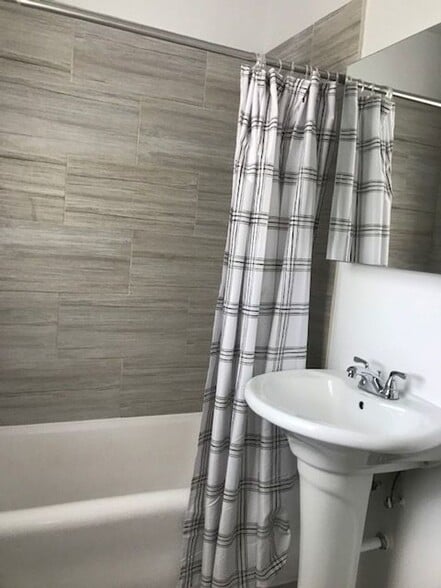 Building Photo - 1601 W Thome Ave