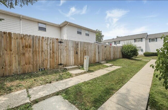 Building Photo - 2818 Avati Dr