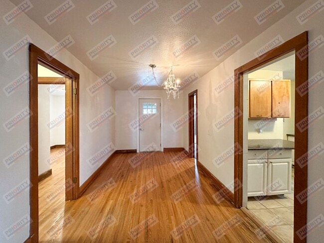 Building Photo - 3 bedroom, 2 bath single-family home