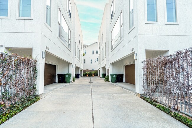 Building Photo - 5321 Lillian St