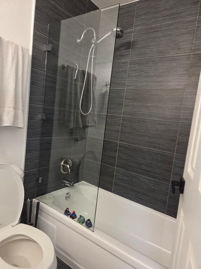 Building Photo - 810 Sandtree Dr