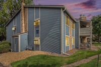 Building Photo - Newly Remodeled 2Bed/2Bath Poolside Apartm...