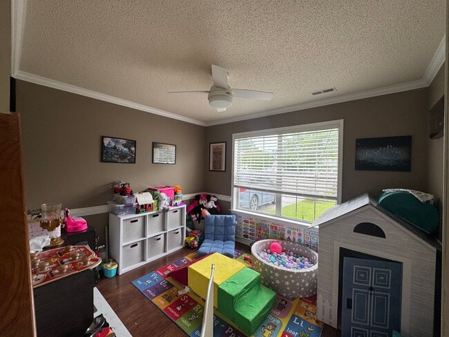 Building Photo - Spacious Three Bedroom Home