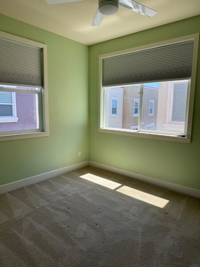 Building Photo - Gorgeous 4 Bed, 3.5 Bath End Unit Townhome in Perfect Dublin Location